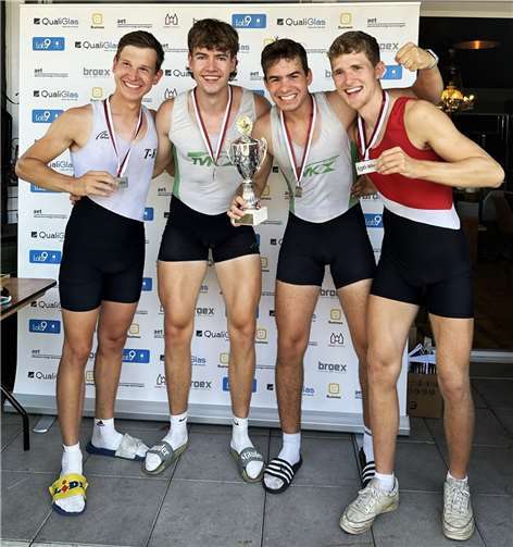 Eine der Siegerehrungen des Vierers mit: v.l. Simon Haible, Julius Kaim, Benedikt Waldheuer und Moritz Küpper. Mit dem U23- Zweier- Europameister und dem Funften der U23-WM im Leichtgewichts-Einer, war Simon Haible im Zweier nicht zu schlagen. Quelle: Rudergesellschaft Treis-Karden