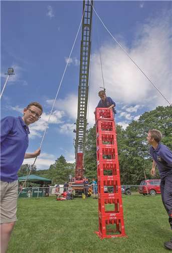 Eine der Übungen der Lagerolympiade war das Kistenklettern.