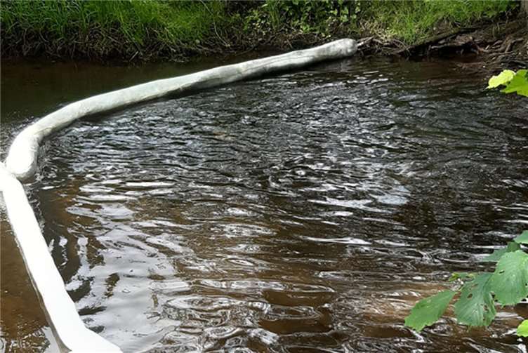 Warnung: Nette nach Industriebrand kontaminiert Eine der ausgebrachten Ölsperren an der Nette.Foto: Kreisverwaltung MYK