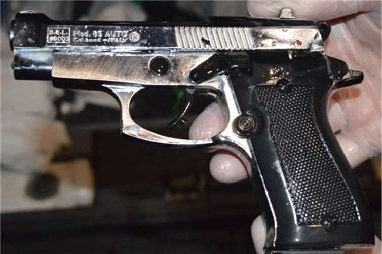 Eine der bei dem Raubüberfall verwendeten Waffen, die in einem Toilettencontainer gefunden wurde. Fotos: Polizei