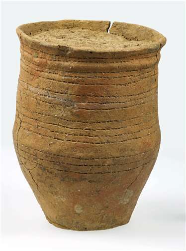 Eine der drei Grabbeigaben ist ein linienförmig verzierter Becher aus der Zeit der Schnurkeramik.