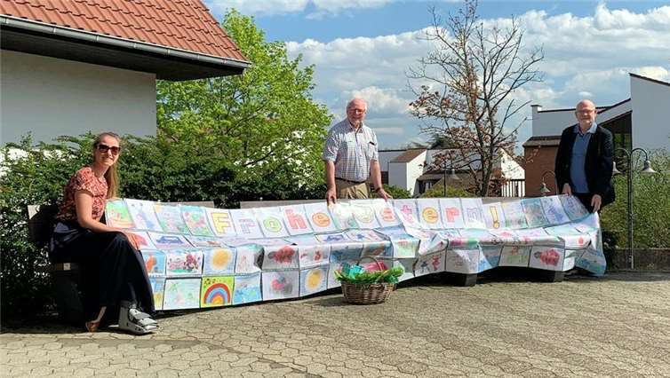 Eine der ersten Aktionen waren die Glücksbilder Ostern 2020 für die Bewohner des Limbachstifts, die von Kindern gemalt wurden. Foto: Fiebig