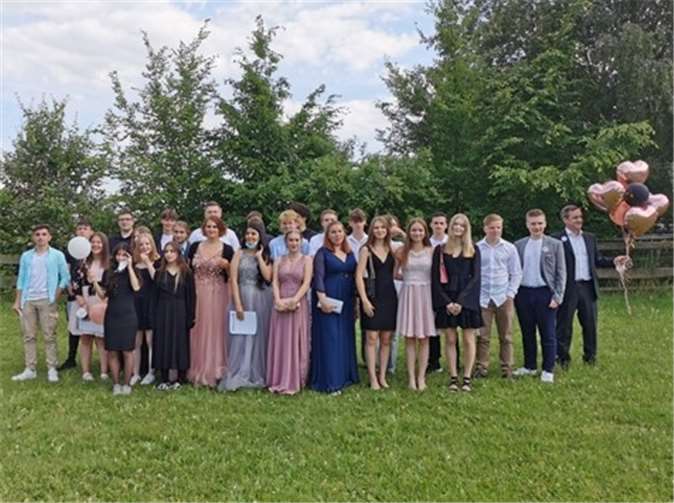 Eine der fünf Abschlussklassen des 10. Jahrgangs nach der Zeugnisübergabe. Foto: Gesamtschule Rheinbach