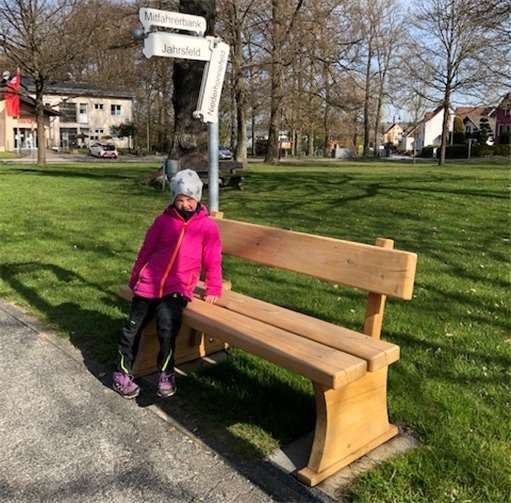 Eine der neuen Mitfahrerbänke in Straßenhaus.Quelle: Ortsgemeinde Straßenhaus