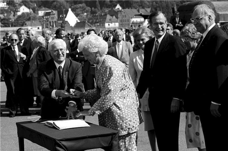 Eine der prominentesten Unterschriften im Goldenen Buchder Stadt Koblenz leistete am 31. Mai 1989 der amerikanische Präsident George Bush senior (3.v.re.). Er trug sich amDeutschen Eck gemeinsam mit Ehefrau Barbara (5.v.re.),Bundeskanzler Helmut Kohl (re.), dessen Ehefrau Hannelore (4.v.re.) unter den Augen des Koblenzer Oberbürgermeisters Willi Hörter (li.) in das Gästebuch ein. Foto: Thomas Frey