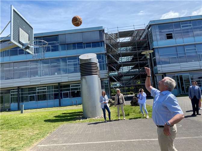 Eine der studentischen Baumaßnahmen auf dem Gelände des RheinAhrCampus ist ein Basketballkorb. Der Vizepräsident der Hochschule Koblenz, Prof. Dr. Dietrich Holz, unterzog diesen bei der offiziellen Einweihung einem Praxistest – und traf gleich mit dem ersten Wurf. Foto: SN