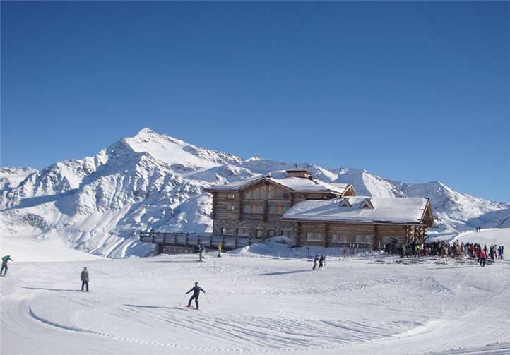 Eine der urigen Skihütten in Santa Caterina vor malerischer Bergkulisse. privat