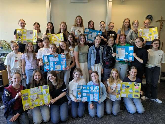 Großer Europa- und Demokratietag Eine der vielen Aktionen an diesem Tag war das Erstellen von Lapbooks. Foto: privat