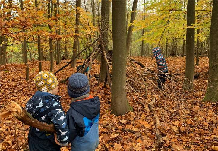 Eine der vielen Aufgaben war es,gemeinsam im Team ein Tipi zu konstruieren.