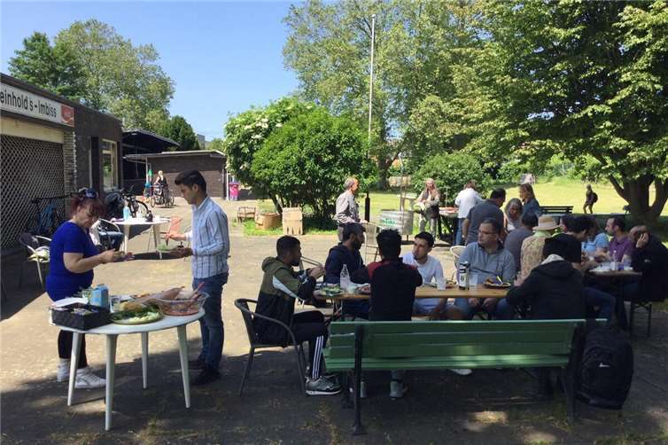 Eine der vielen gemeinsamen Veranstaltungen im Bürgerpark mit reger Beteiligung der Containerbewohner.Foto: Klaus Schmitt 