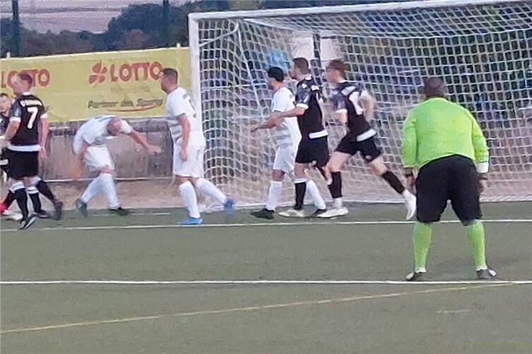Eine der wenigen Szenen, in denen der SV Ochtendung die Gastgeber der SG Andernach vor der Pause prüften-