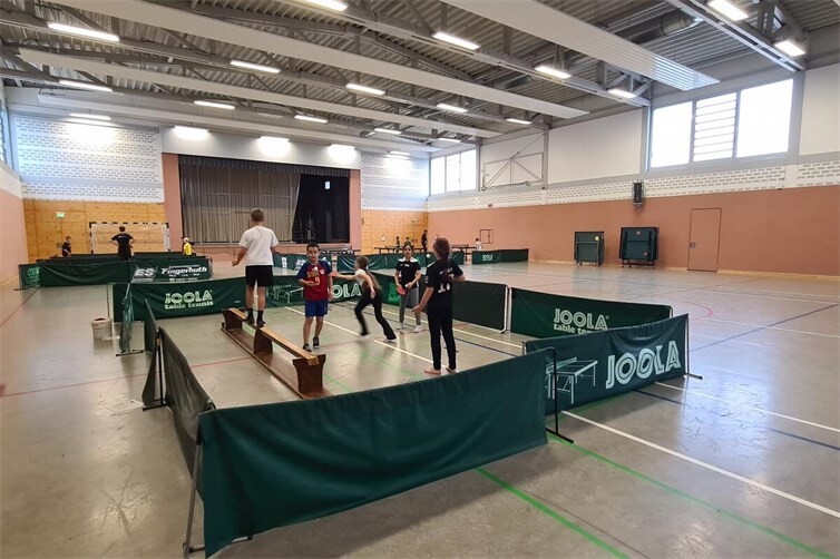 Eine der zahlreichen Übungsstationen beim Tischtennis-Aktionstag des TTC Grün-Weiß Bad Hönningen und der Marienschule Bad Hönningen