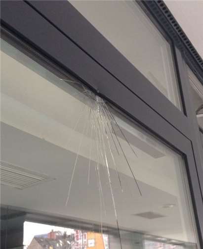 Eine der zerborstenen Scheiben. Polizeipräsidium Koblenz