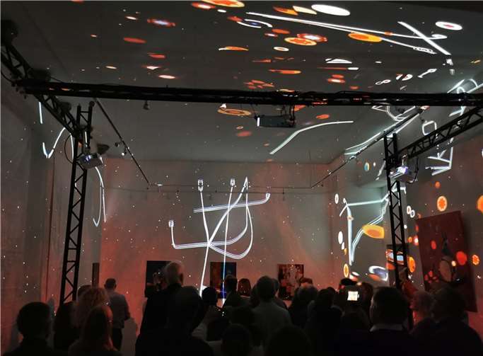 Eine deutsch-französiche Künstlergruppe „Ephemera Art“ zeigte in Koblenz eine besondere Performance zum Thema: „Immersive Kunst“.  Foto: privat