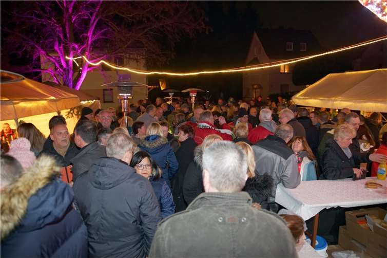 Eine dicht gedrängte, zwanglose Veranstaltung wie noch im Jahr 2019 ist derzeit nicht vorstellbar. Daher musste „Mülhofen wartet auf’s Christkind“ abgesagt werden. Foto: Interessengemeinschaft Mülhofener Bürger