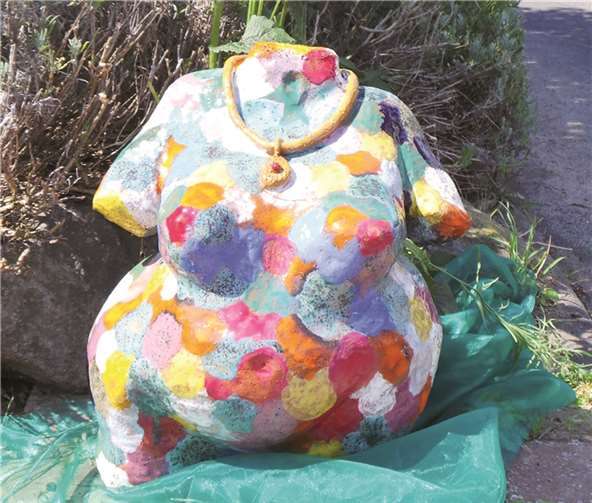 Eine dralle Nana aus Ton von Renate Zgaga. Gemeinde Wachtberg