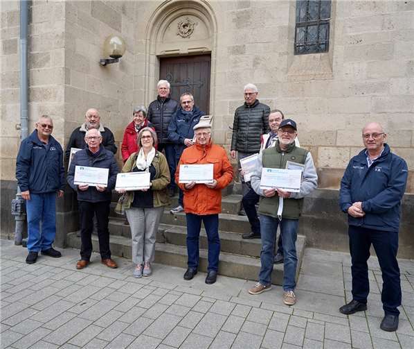 Eine dreiköpfige Abordnung des Chors fuhr nach Bad Neuenahr und traf sich mit Vorstandsmitgliedern des Kreis-Chorverbands und der vier Chöre, die durch die Flut alles verloren haben.Foto: privat