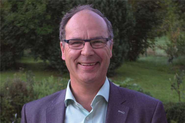 Eine ebenso informative wie kurzweilige Lektüre verspricht Stadtbürgermeister Arnold Hoffmann den Käufern des neuen Jahrbuchs der Stadt Adenau. privat