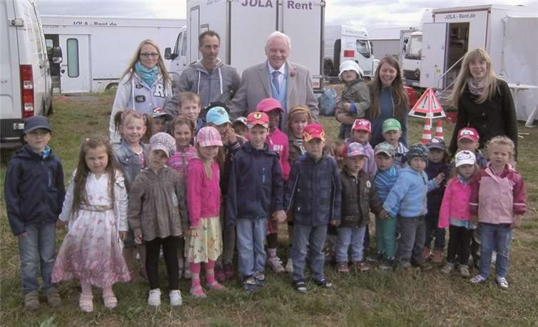 Eine „echte Berühmtheit“ mit viel Charme: Sir Anthony Hopkins nahm sich Zeit für die kleinen Besucher.  privat