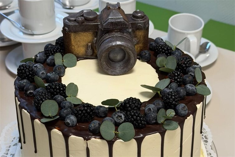Eine eigens für die Vernissage auf der Station B1 gebackene Torte mit einer detailreich gestalteten Kamera aus Schokolade