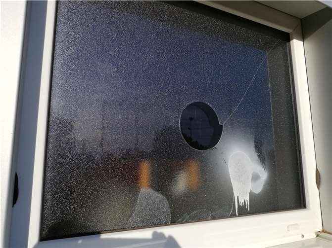 Eine eingeschlagene Scheibe.