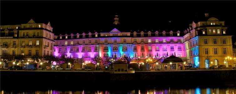 Eine einzigartige Kulisse bieten Kurhotel und Kursaal für den Weihnachtsmarkt im Kaiserbad. -WW- Willi Willig