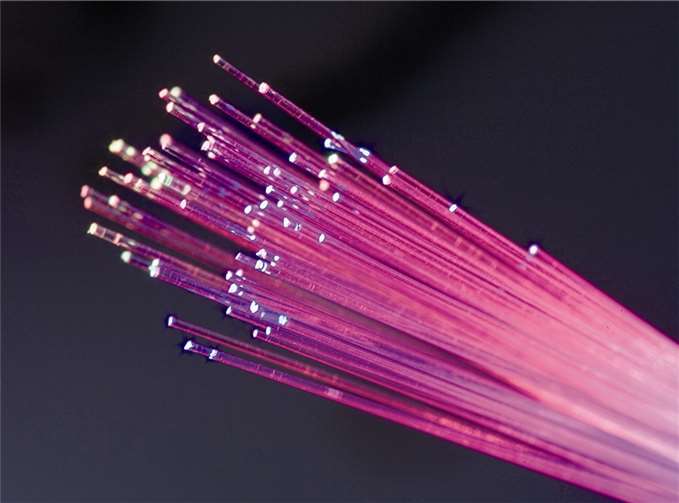 Eine einzige dieser Fasern kann 100 Milliarden Telefongespräche gleichzeitig übertragen.Privat