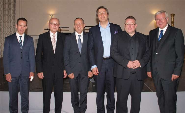 Eine emotional schöne Verabschiedung des Chefdirigenten des Staatsorchesters Rheinischen Philharmonie in Koblenz. Dr. Olaf Theisen (Intendant des Musik-Instituts Koblenz), Herbert Grohe (Vorsitzender der Freunde der Rheinischen Philharmonie), Prof. Dr. Konrad Wolf (Minister für Wissenschaft, Weiterbildung und Kultur des Landes Rheinland-Pfalz), Daniel Raiskin (Chefdirigent des Staatsorchesters Rheinischen Philharmonie), Günter Müller-Rogalla (Intendant des Staatsorchesters Rheinische Philharmonie) und Oberbürgermeister Joachim Hofmann-Göttig. (v.l.). US