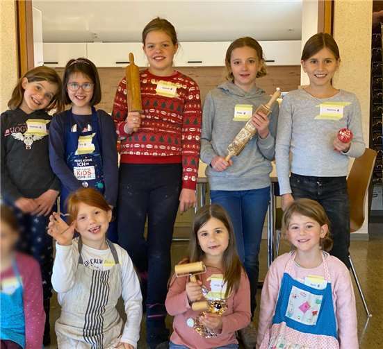 Eine engagierte Gruppe von neun Mädels versammelte sich dort, um gemeinsam für den Seniorentag und die Eröffnung des Adventsfensters Plätzchen zu backen. Foto: Clarissa Horst