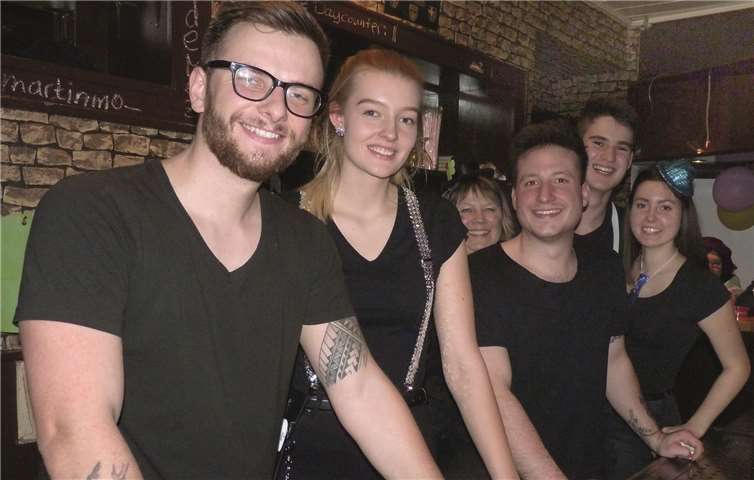 Eine engagierte Servicecrew sorgte dafür, dass niemand durstig blieb.