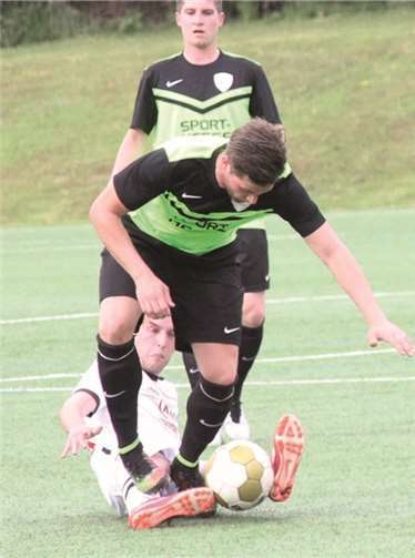 Eine enge Partie erlebten die Zuschauer in Straßenhaus. Am Ende unterlag die SG Puderbach (grüne Trikots) unglücklich mit 2:3.TH