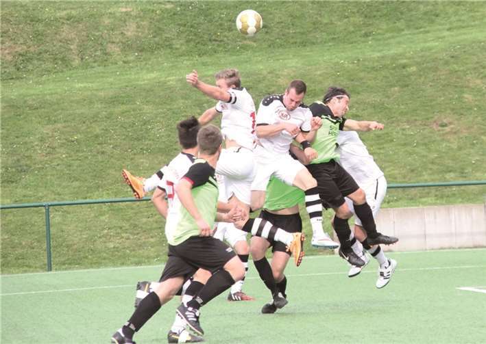 Eine enge Sache erlebten die knapp 300 Zuschauer beim Bezirksligaderby in Straßenhaus. Erst in der Nachspielzeit fiel der 3:2-Siegtreffer für die Gastgeber.TH