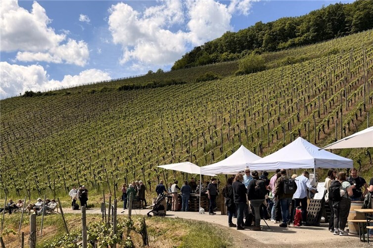 Eine entspannte Atmosphäre herrschte entlang der Wegstrecke und an den Weinständen.