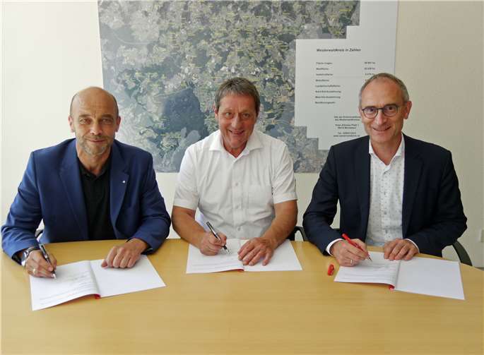 Eine entsprechende Kooperationsvereinbarung wurde jetzt (Foto v.l.) von Agenturchef Elmar Wagner, Landrat Achim Schwickert und Jobcenter-Geschäftsführer Theo Krayer unterzeichnet. Foto: Agentur für Arbeit Montabaur