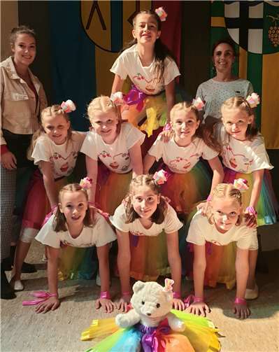 Eine erfolgreiche Premiere feierten (von unten nach oben): Lotta, Orinda, Paula, mitte: Lilly, Jana, Amelie, Lisa, Karla, Andrea, Neyla.Foto: privat