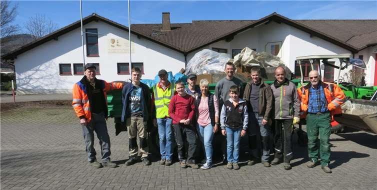 Eine erfreulich große Anzahl freiwilliger Helfer hatte sich an der Römerhalle eingefunden.  privat