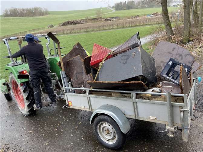 Eine erste Karre Unrat als Zwischenergebnis.
