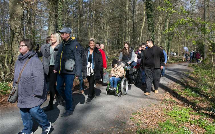 In Mayen-Kürrenberg wurde der „Leichte Weg“ integriert Eine erste Probewanderung als sportliche Betätigung fand im Rahmen der Einweihungsveranstaltung des Rollstuhlwanderwegs in Kürrenberg statt. Foto: Rico Rossival