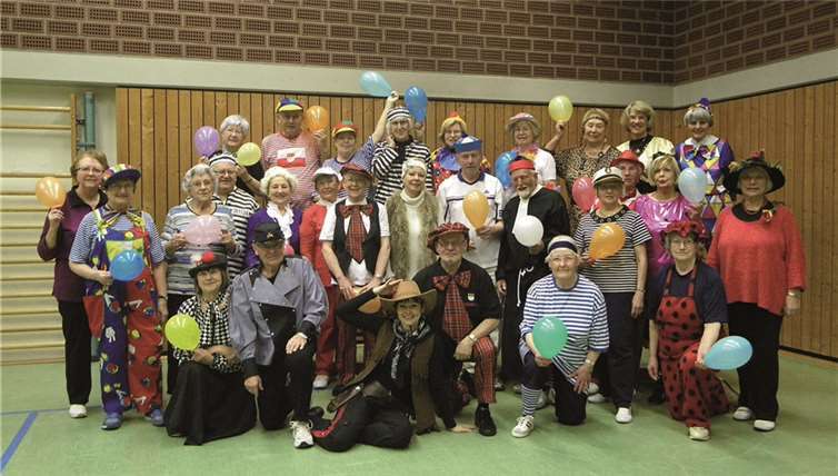 Eine etwas andere Sportstunde erlebte die Seniorengymnastikgruppe - in Kostümen und mit Musik ging es munter zu. privat