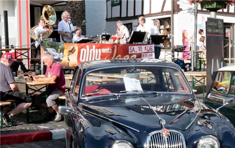 Eine fantastische Kombination: Oldtimer und Live-Jazz.Fotos: SES