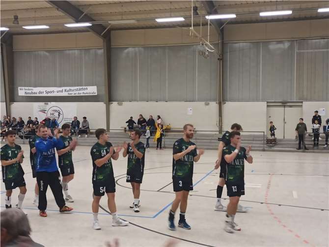 Eine fast schon unglaubliche Erfolgsserie: Nach erneuten 60 aufopferungsvoll gekämpften Minuten stand der 27:29-Auswärtssieg in Weiden fest. Foto: M. Krämer