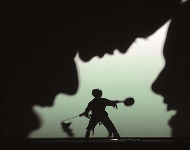 Eine faszinierende virtuelle Reise boten die Tänzerinnen und Tänzer im Kurtheater.RÜ