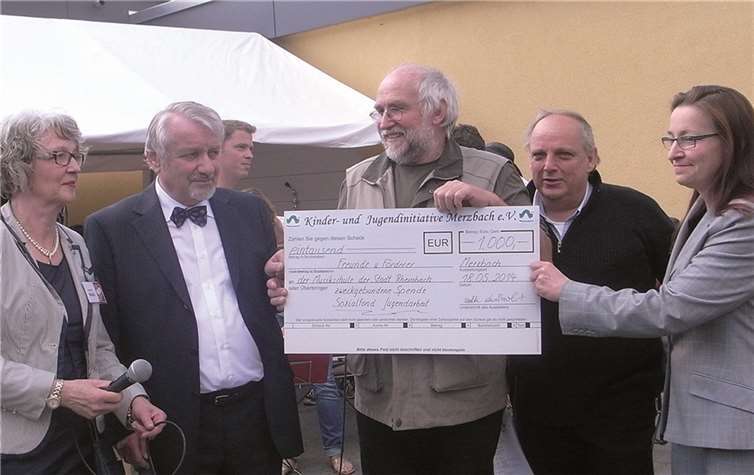 Eine finanzielle Zuwendung ist in schwierigen Zeiten oftmals willkommen und auch ein Zeichen der Solidarität. Anwesend bei der Scheckübergabe waren (von links): Vera Weiß, Vorsitzende des Fördervereins der Musikschule, Musikschulleiter Karl Hempel, KJI-Vorsitzender Kalle Kerstholt, Schatzmeister Hans-Peter Kreische und Initiatorin Christel Engeland.privat