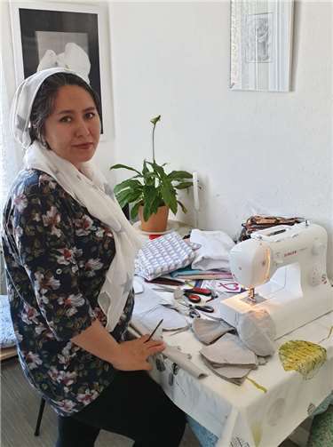 Eine fleißige Maskenschneiderin. Foto: Shokriye Yusefi