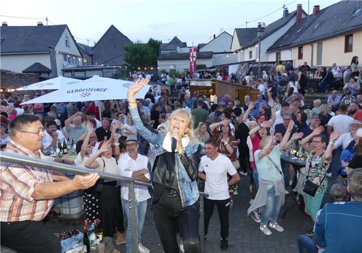 Eine flotte Livemusikunterhaltung sorgte auf dem Kaisersescher Festplatz ebenso für gute Laune.