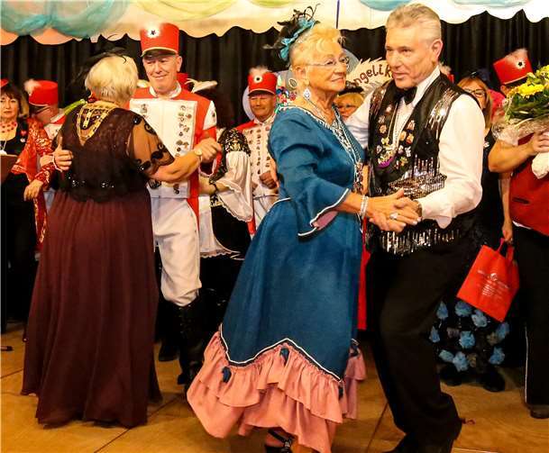 Eine flotte Sohle in bester Laune legte Ortsbürgermeister Fritz Bär aufs Parkett. Fotos: EP