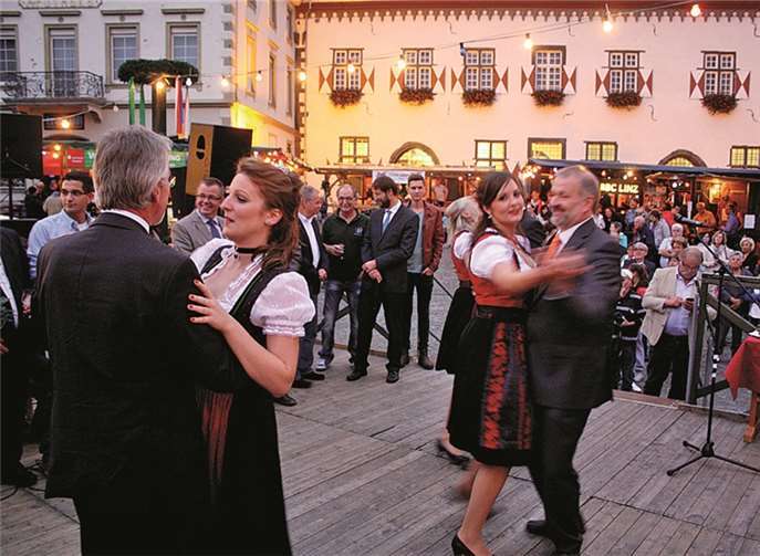 Eine flotte Sohle legten die Weinmajestäten im Arm von Bürgermeister und Sponsoren bei der Eröffnung des Weinfestes aufs Parkett.