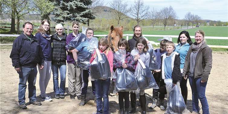 Eine freudige Überraschung erlebten die Kinder der Lebenshilfe Mayen, als ihnen bei ihrer wöchentlichen Reitstunde eine komplette Reitausrüstung überreicht wurde.privat