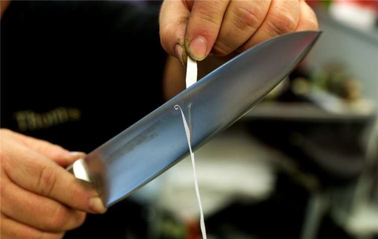 Eine frisch geschärfte Klinge durchtrennt ein Blatt Papier zart wie ein Windhauch und nahezu ohne Widerstand. privat