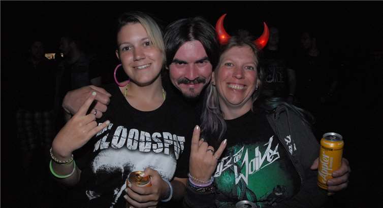 Zwei Tage Livemusik, Headbanging und Erfrischung im Urbacher Freibad Eine fröhliche Metal-Gemeinde versammelt sich alljährlich beim Festivalam Ortsrand von Urbach. Die Besucher kommen zu Teil von weit angereist.
